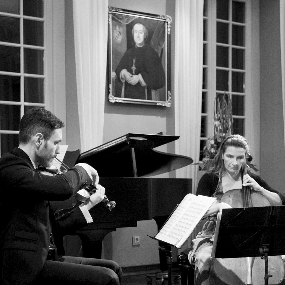 In der Reihe "Kamper Konzerte" spielen Megumi Hashiba (Klavier), Dylan Naylor (Violine) und Katharina Apel (Violoncello) im Rokokosaal des Kloster Kamp.